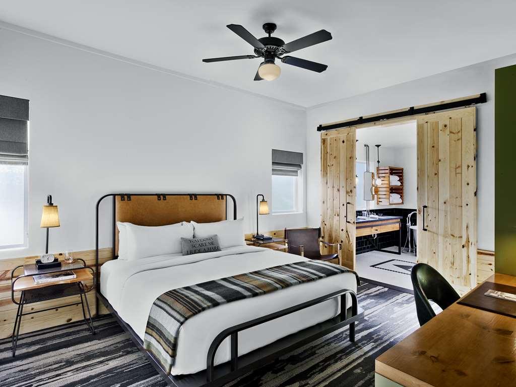 Cavalry Court, By Valencia Hotel Collection College Station Habitación foto